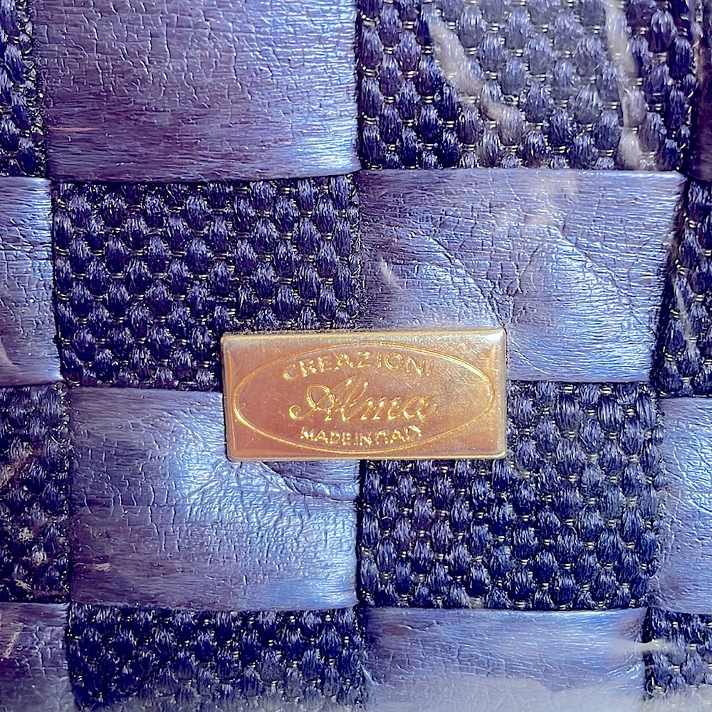 Beautiful blue purse with basket weave pattern and golden hardware - Picture 3 of 13